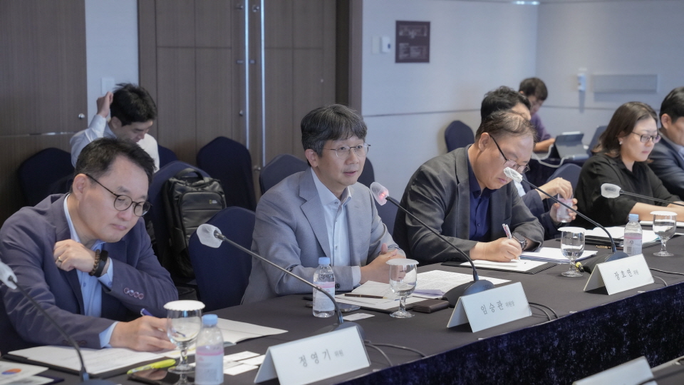 제1차 질병관리 AX 위원회 회의에서 건강한 국민, 안전한 사회를 실현하기 위한 AI 활용 전략 및 향후 검토사항을 논의하고 있는 질병관리청 임승관 청장